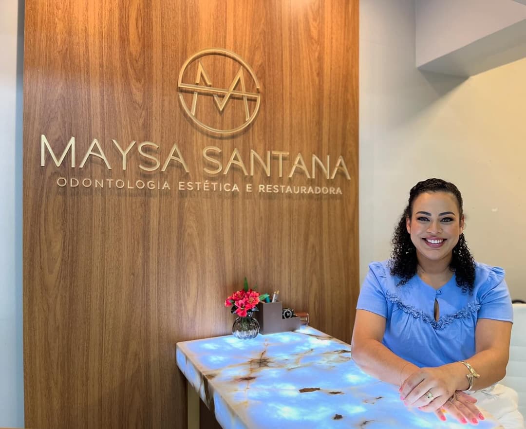 Dra. Maysa Santana em seu consultório